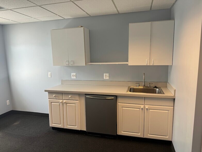 36385-36405 Harper Ave, Clinton Township, MI à louer - Photo de l’immeuble – Image 2 sur 8