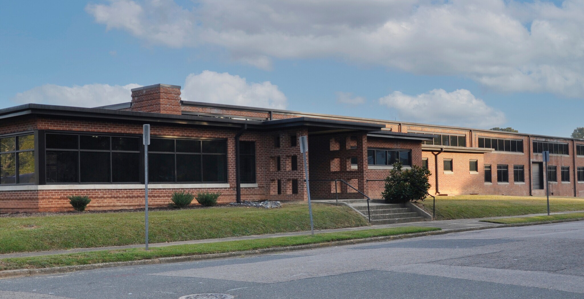 633 Chatham St, Sanford, NC à louer Photo de l’immeuble– Image 1 sur 2