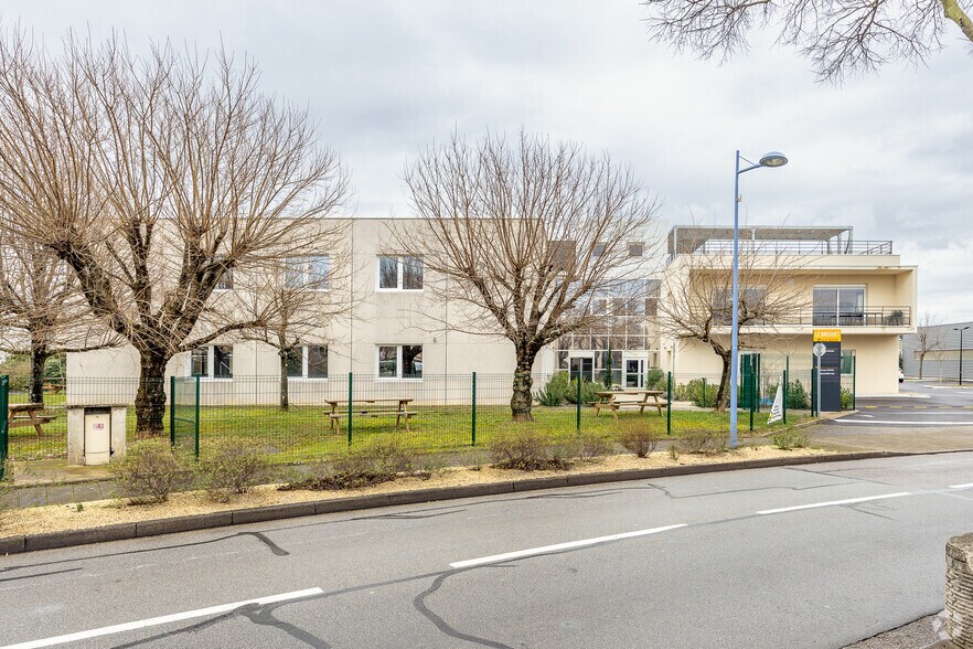 22 Rue Du 35Eme Regiment D'Aviation, Bron à vendre - Photo de l’immeuble – Image 2 sur 2