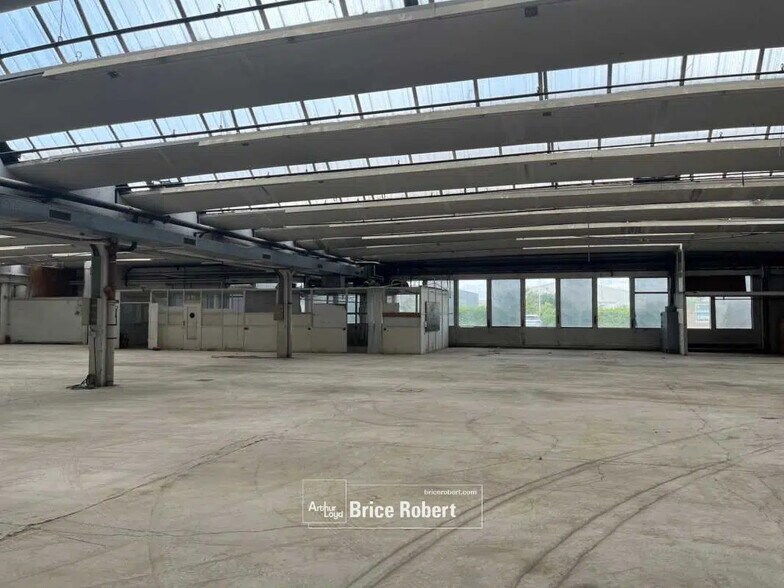 Industriel/Logistique dans Meyzieu à vendre - Photo de l’immeuble – Image 3 sur 5