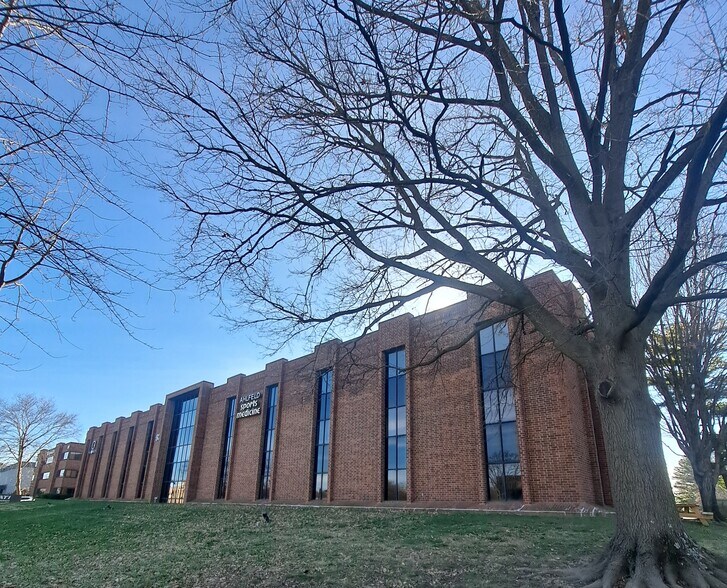 9302 N Meridian St, Indianapolis, IN à louer - Photo de l’immeuble – Image 2 sur 15