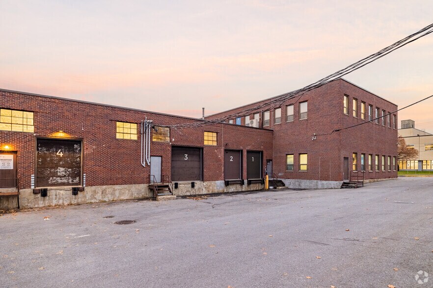310-400 Boul Montpellier, Montréal, QC à louer - Photo de l’immeuble – Image 3 sur 4