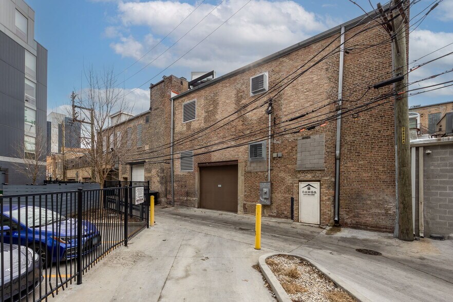 2327 N Milwaukee Ave, Chicago, IL à louer - Photo de l’immeuble – Image 3 sur 21