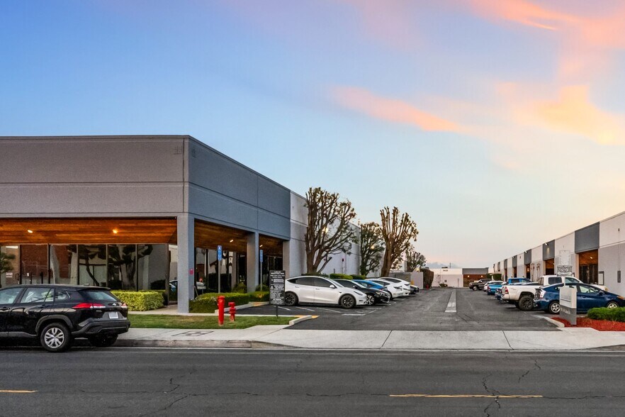 9420 Lurline Ave, Chatsworth, CA à louer - Photo de l’immeuble – Image 2 sur 7