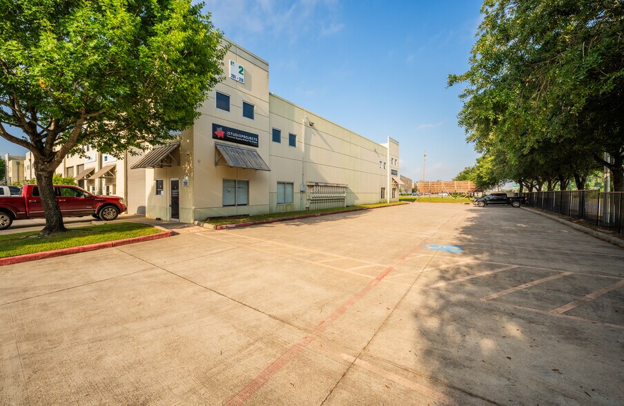 5750 N Sam Houston Pky E, Houston, TX à louer - Photo de l’immeuble – Image 3 sur 32
