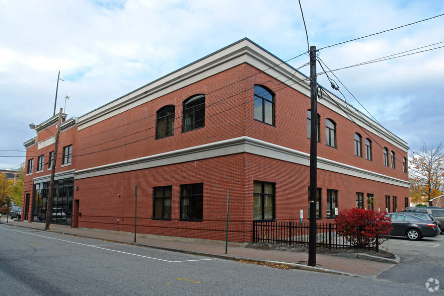77 Bates St, Lewiston, ME à louer - Photo de l’immeuble – Image 2 sur 8