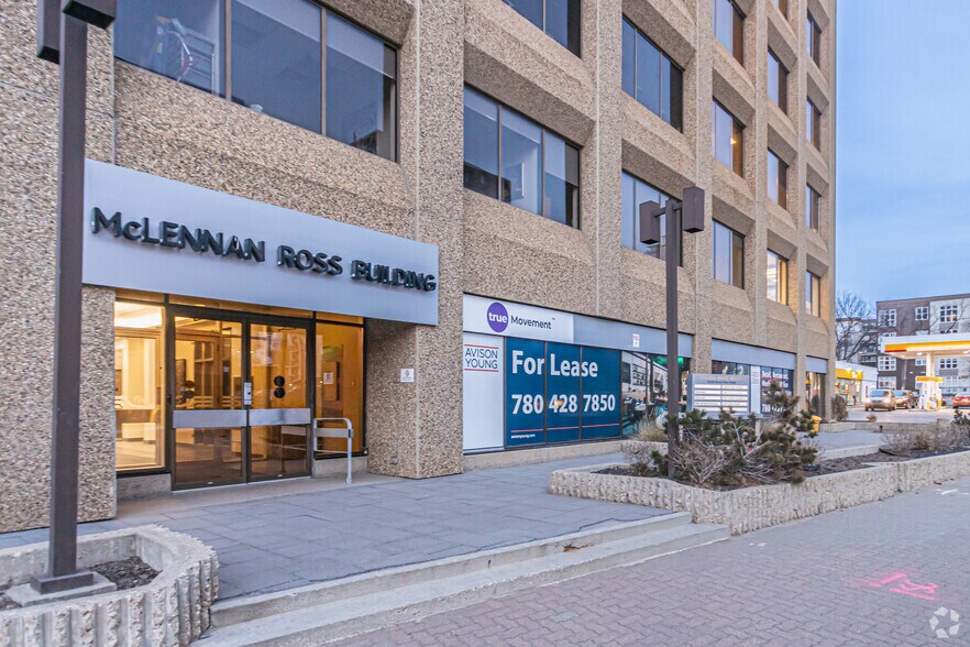12220 Stony Plain Rd NW, Edmonton, AB à louer - Photo de l’immeuble – Image 2 sur 3