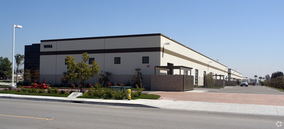 909 S Cucamonga Ave, Ontario, CA à louer - Photo de l’immeuble – Image 3 sur 45