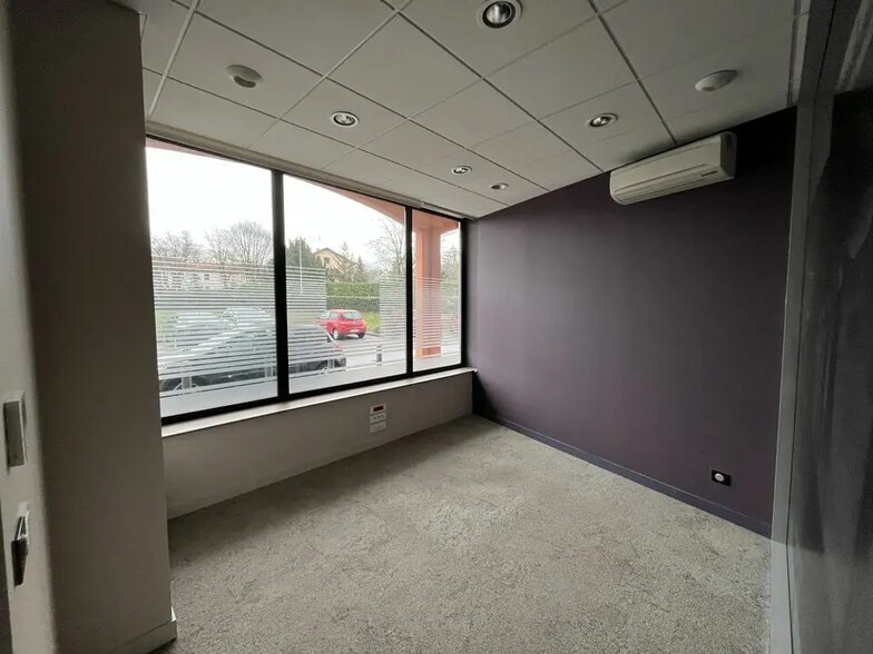 Local commercial dans Décines-Charpieu à louer - Photo intérieure – Image 3 sur 3