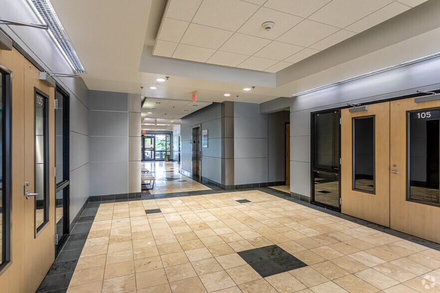 515 Enterprise Dr, Lowell, AR à vendre - Hall d’entrée – Image 2 sur 5