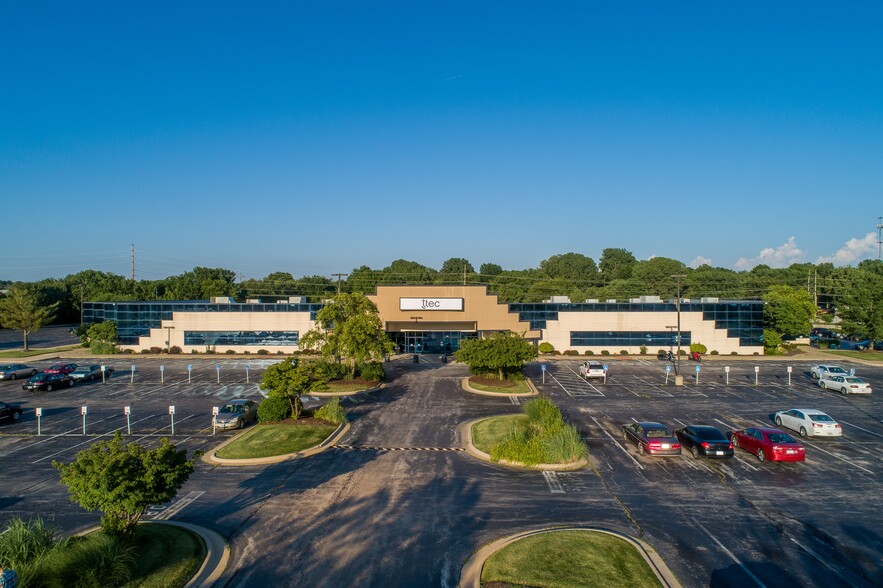 1720 E Primrose St, Springfield, MO à louer - Photo de l’immeuble – Image 1 sur 33