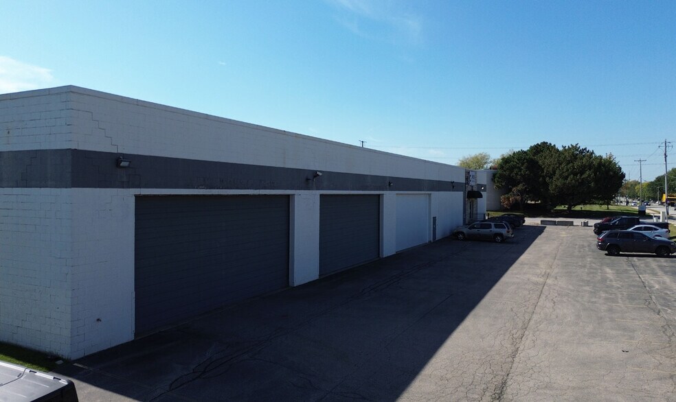 6555 W Mill Rd, Milwaukee, WI à vendre - Photo de l’immeuble – Image 2 sur 9