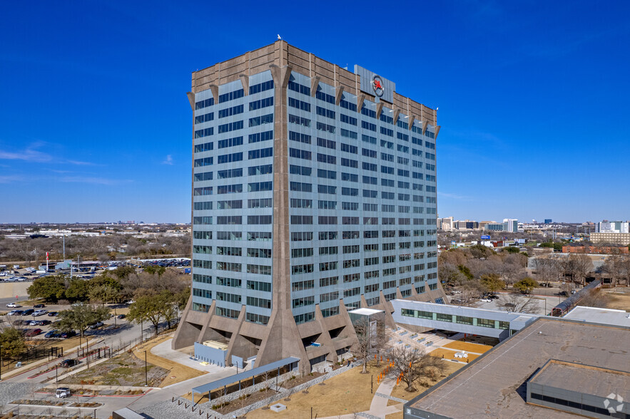 3000 Pegasus Park Dr, Dallas, TX à louer - Photo de l’immeuble – Image 1 sur 6