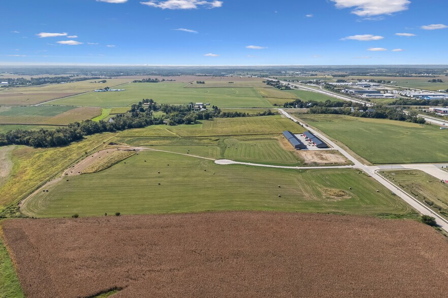 9825 Earhart Ln SW, Cedar Rapids, IA à vendre - Photo de l’immeuble – Image 3 sur 6