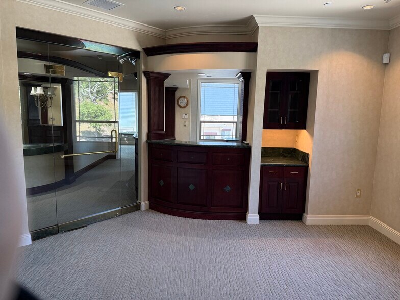 24551 Silver Cloud Ct, Monterey, CA à louer - Photo de l’immeuble – Image 2 sur 13