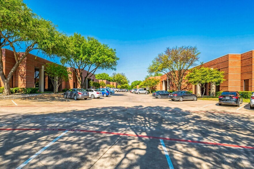 651 N Plano Rd, Richardson, TX à louer - Photo de l’immeuble – Image 3 sur 7