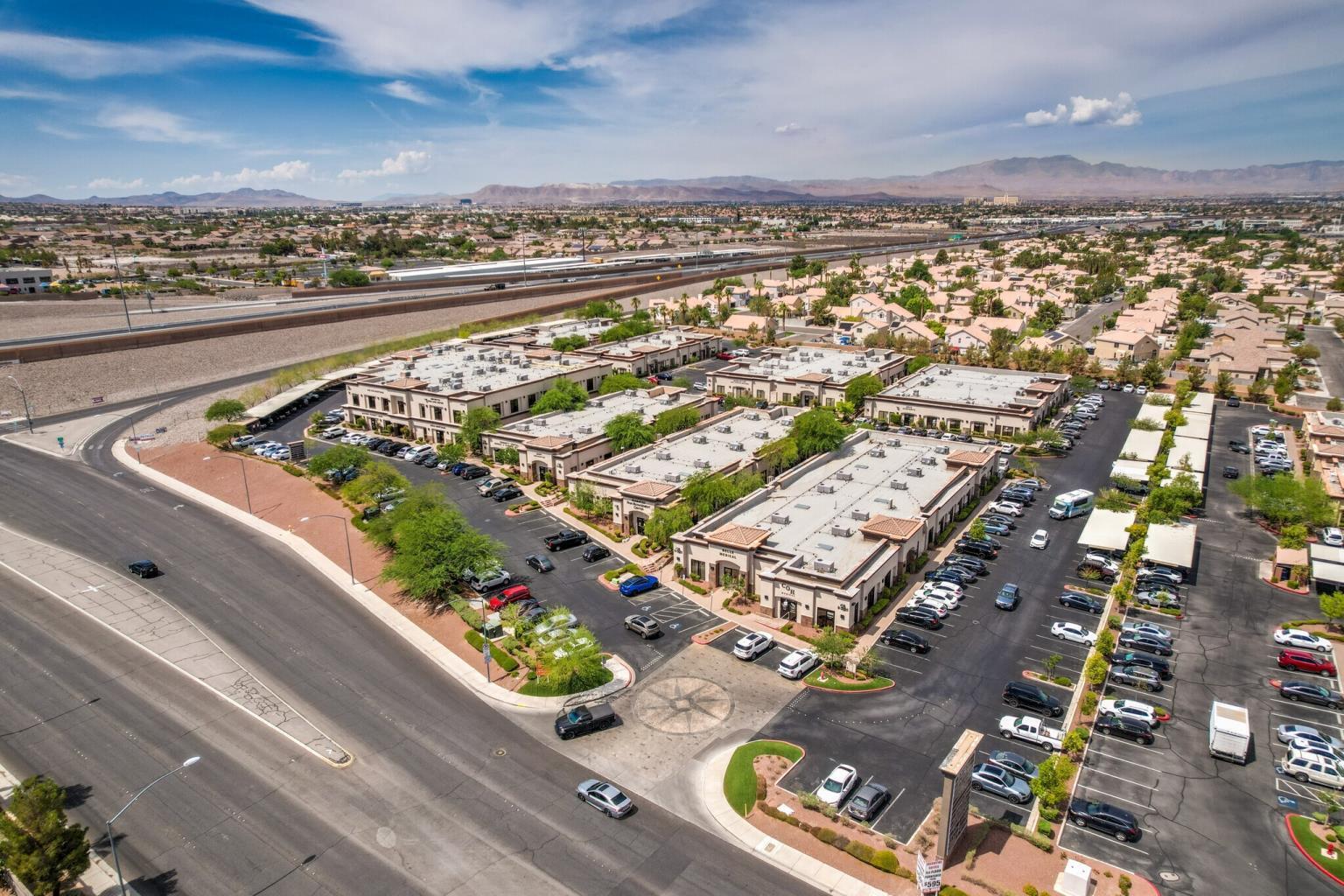 9005 S Pecos Rd, Henderson, NV à louer Photo de l’immeuble– Image 1 sur 13