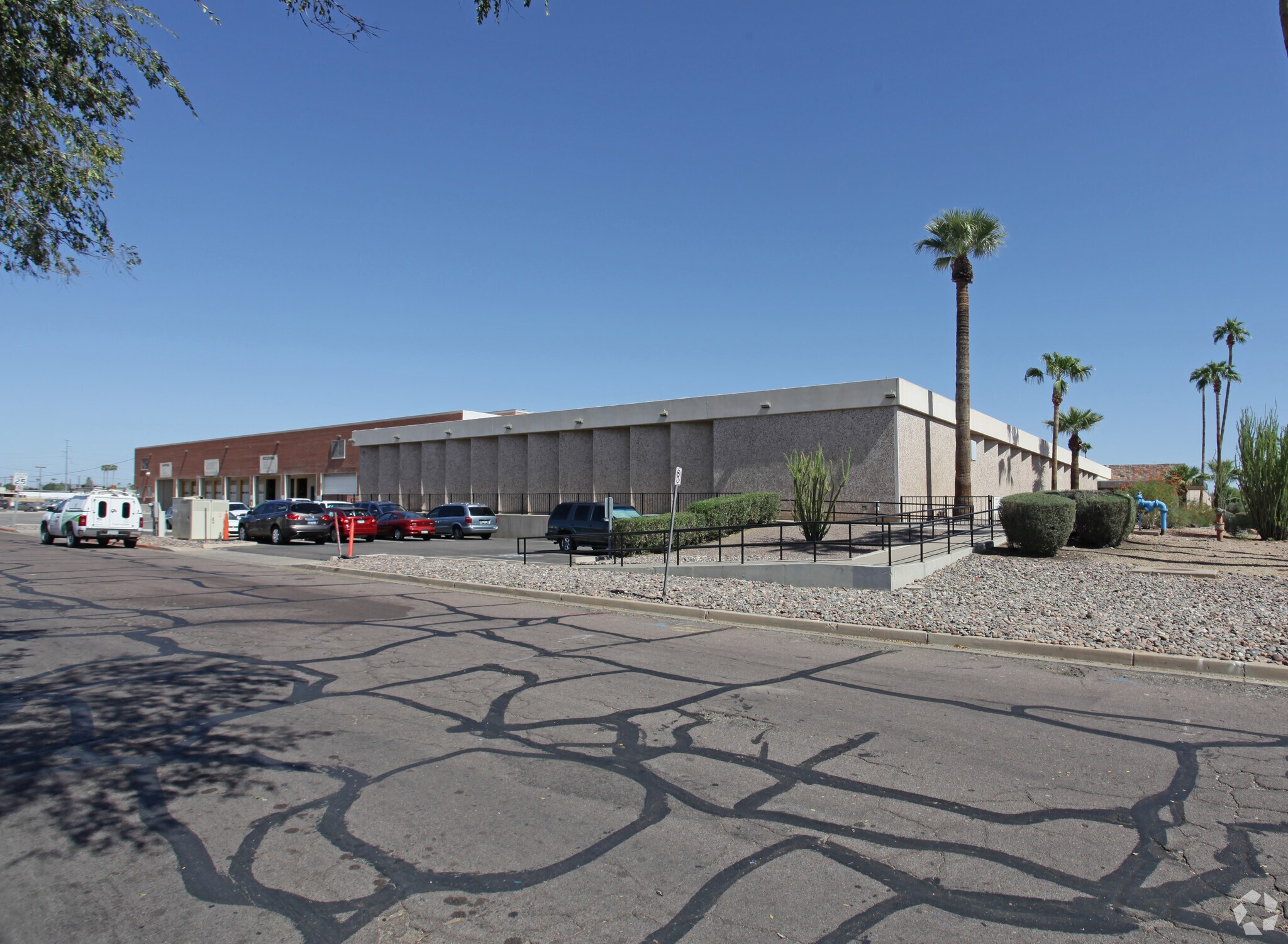 3750 W Indian School Rd, Phoenix, AZ à louer Photo de l’immeuble– Image 1 sur 17