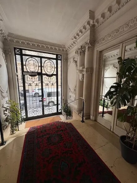 5 Rue Balzac, Paris à louer - Photo de l’immeuble – Image 2 sur 13