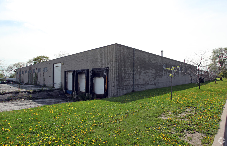 161 Bartley Dr, Toronto, ON à louer - Photo de l’immeuble – Image 2 sur 15