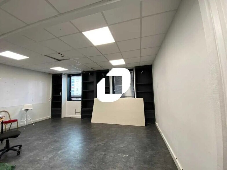 Bureau dans Saint-Denis à louer - Photo de l’immeuble – Image 2 sur 8