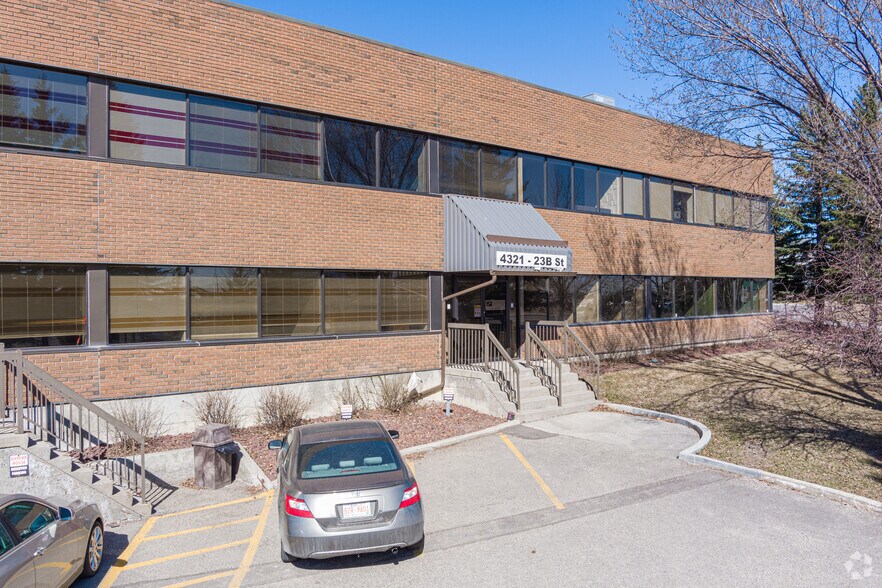 4317-4321 23B St NE, Calgary, AB à louer - Photo de l’immeuble – Image 3 sur 6
