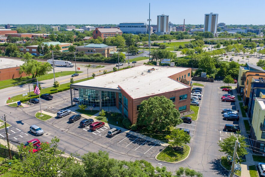 807 Kinnear Rd, Columbus, OH à vendre - Aérien – Image 3 sur 29