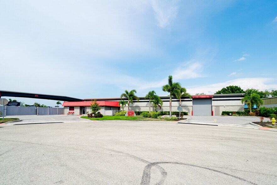 7107 24th Ct E, Sarasota, FL à vendre - Photo de l’immeuble – Image 2 sur 13