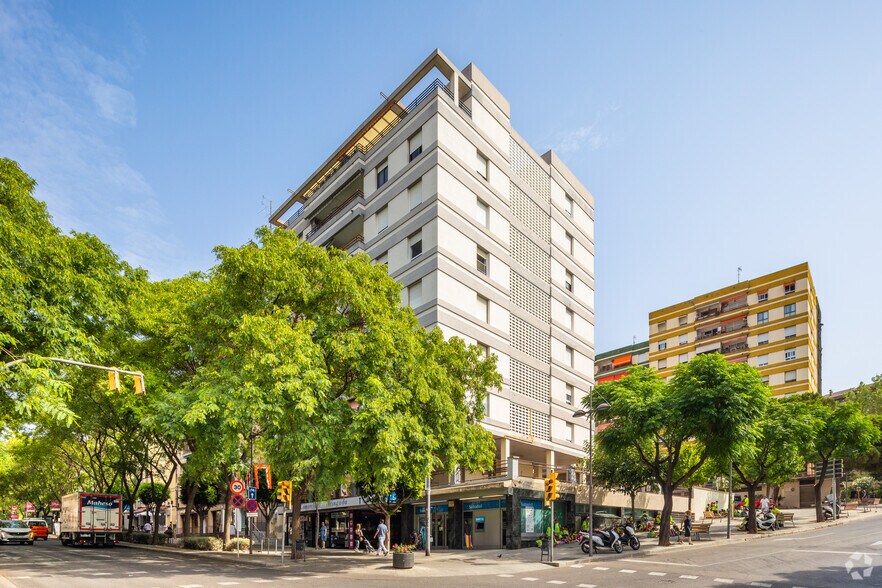 Immeuble residentiel dans Sant Feliu de Llobregat, Barcelona à vendre - Photo de l’immeuble – Image 2 sur 4