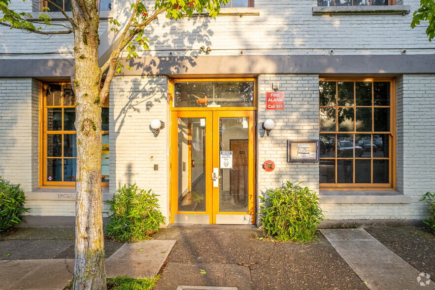 537 SE Ash St, Portland, OR à louer - Photo de l’immeuble – Image 2 sur 5