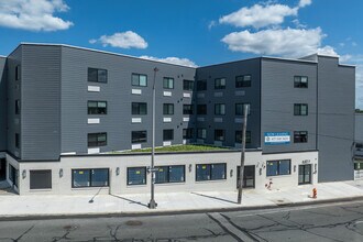 8327 Ridge Ave, Philadelphia, PA à louer Photo intérieure– Image 2 sur 2
