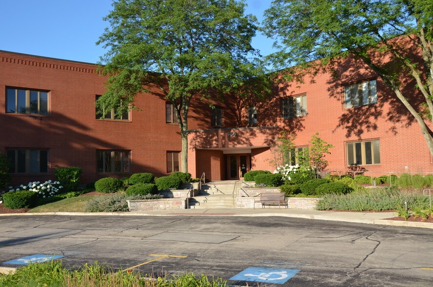 950 N York Rd, Hinsdale, IL à louer - Photo de l’immeuble – Image 3 sur 4
