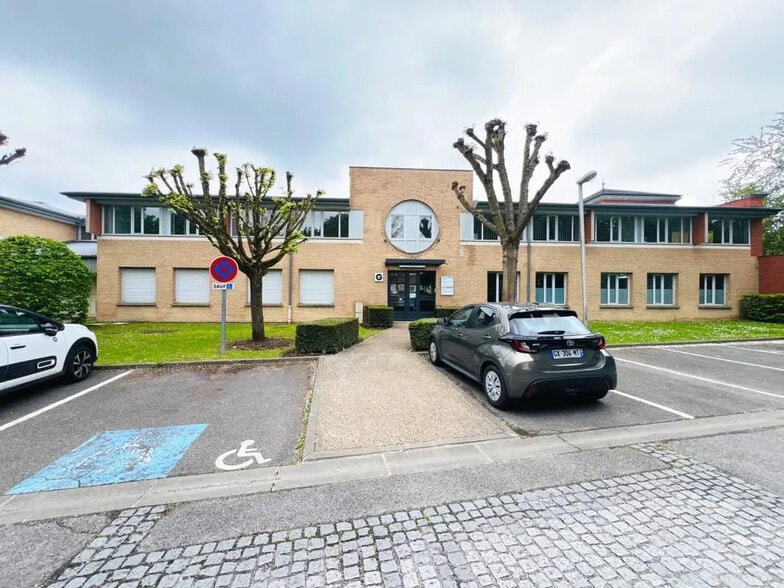 Bureau dans Voisins-le-Bretonneux à louer - Photo de l’immeuble – Image 1 sur 12