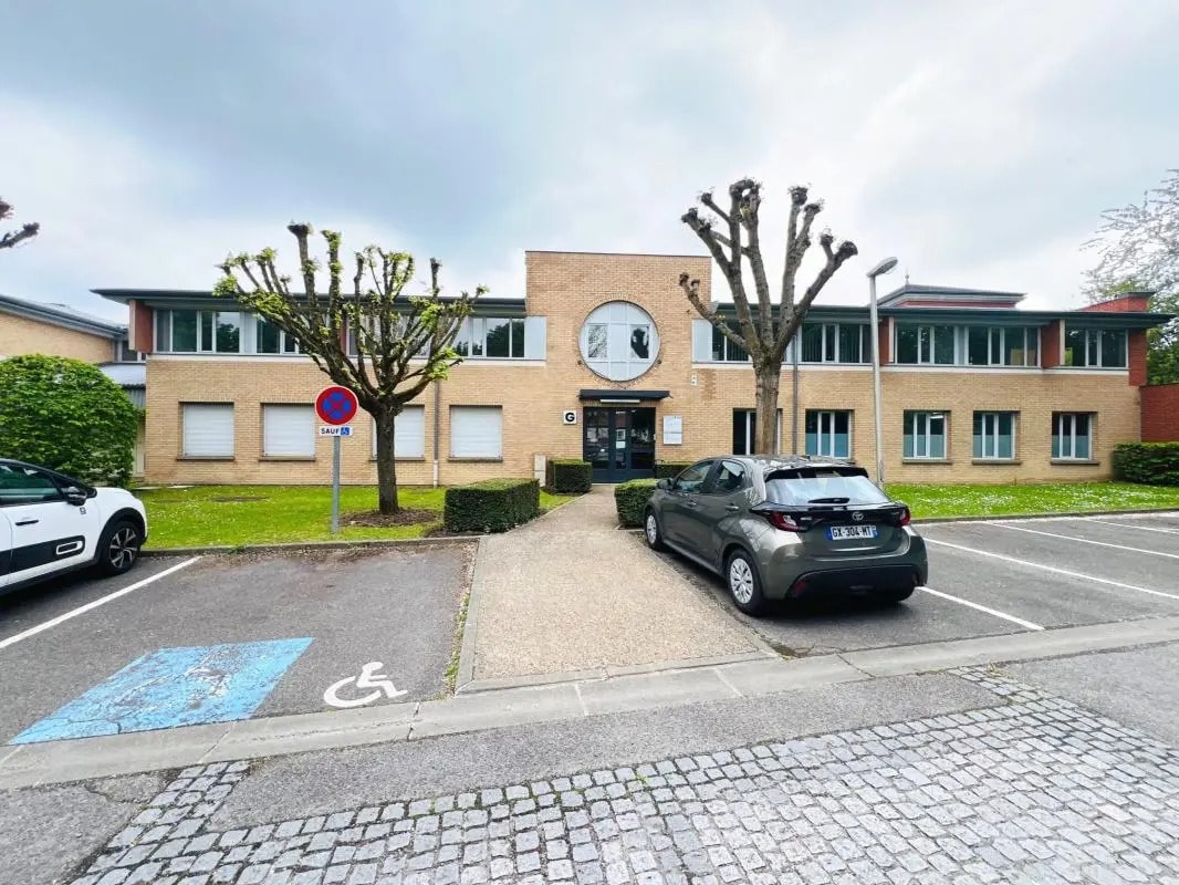 Bureau dans Voisins-le-Bretonneux à louer Photo de l’immeuble– Image 1 sur 13
