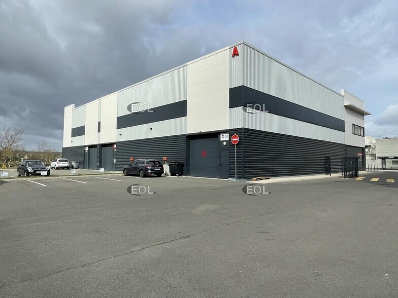 Local d’activités dans Neuville-sur-Oise à louer - Photo de l’immeuble – Image 3 sur 12