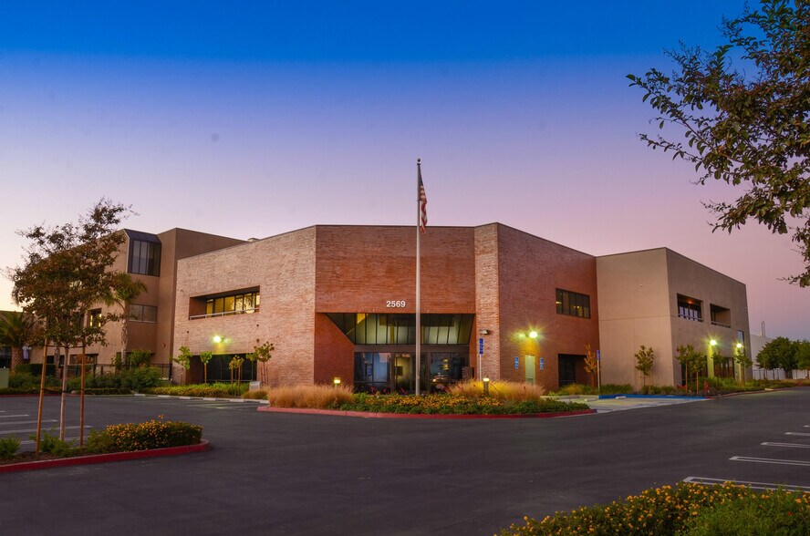 2569 McCabe Way, Irvine, CA à vendre - Photo de l’immeuble – Image 1 sur 33