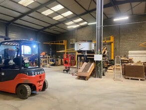 Local d’activités dans Saint-Priest à louer Photo de l’immeuble– Image 2 sur 8