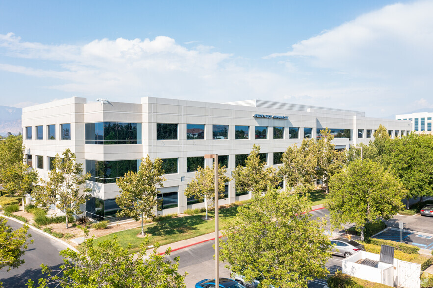 650 E Hospitality Ln, San Bernardino, CA à louer - Photo de l’immeuble – Image 1 sur 11