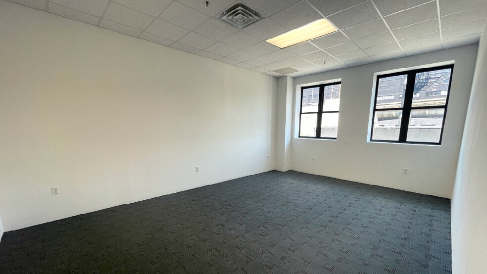 2337 Borden Ave, Long Island City, NY à louer - Photo intérieure – Image 3 sur 6