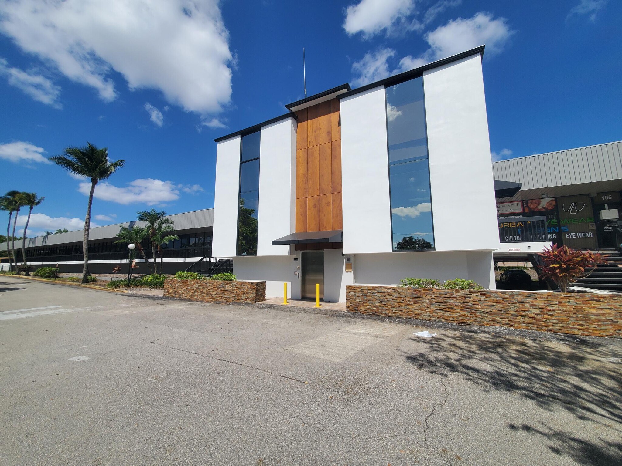 1860 N Pine Island Rd, Plantation, FL à louer Photo de l’immeuble– Image 1 sur 8
