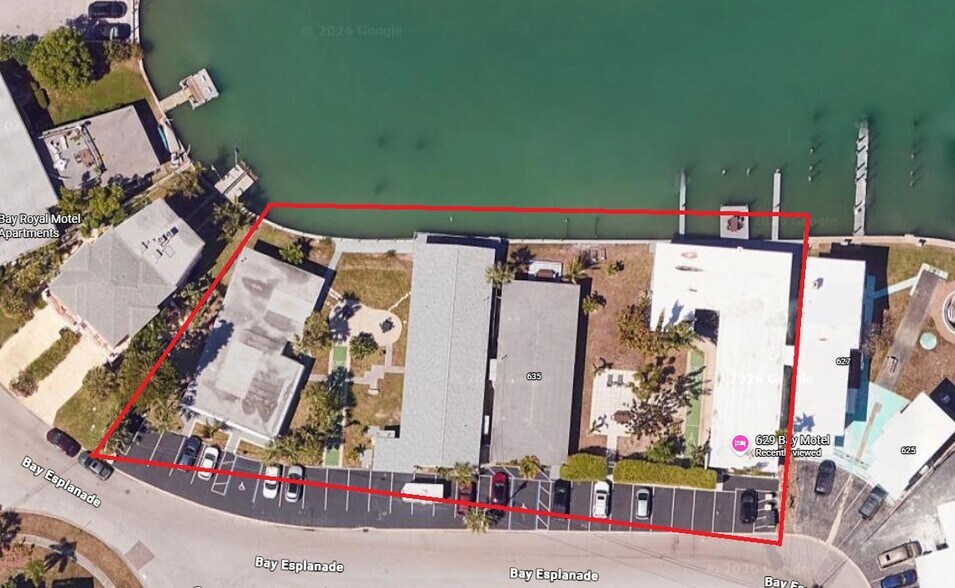 629 Bay Esplanade, Clearwater, FL à vendre - Photo principale – Image 1 sur 2