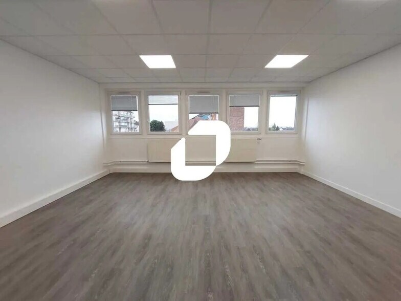 Bureau dans Maurepas à louer - Photo de l’immeuble – Image 1 sur 7
