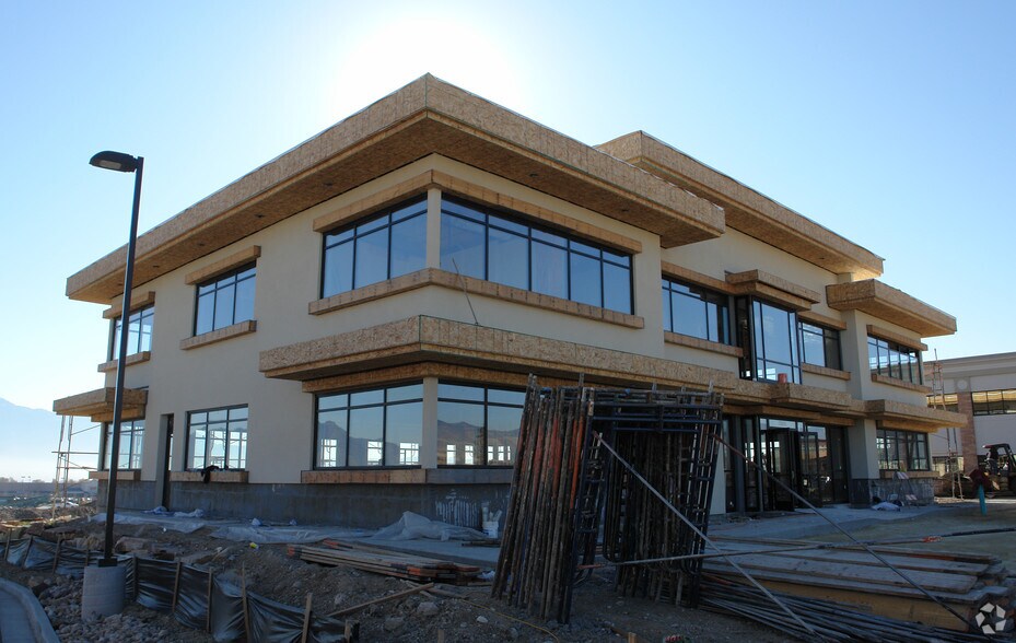 7533 S Center View Ct, West Jordan, UT à louer - Photo de l’immeuble – Image 2 sur 25