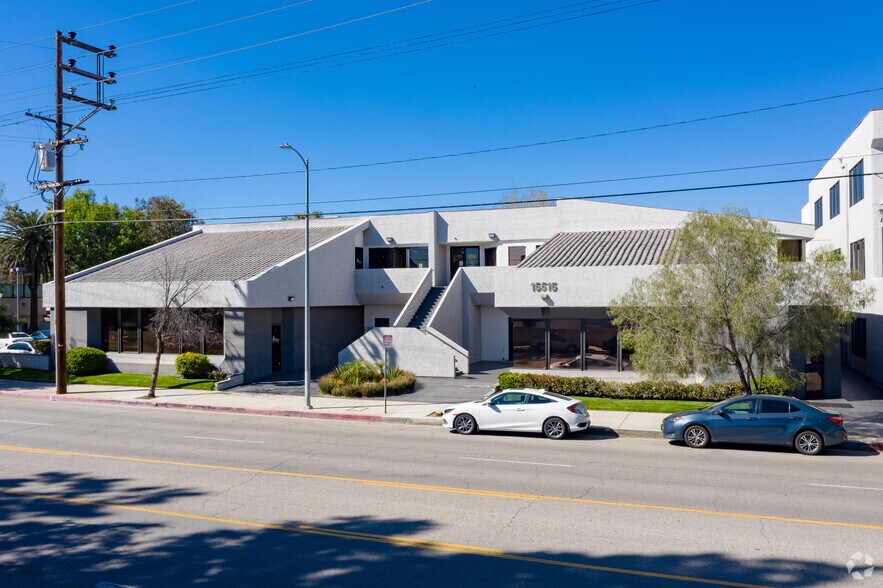 15515 San Fernando Mission Blvd, Mission Hills, CA à vendre - Photo de l’immeuble – Image 3 sur 7