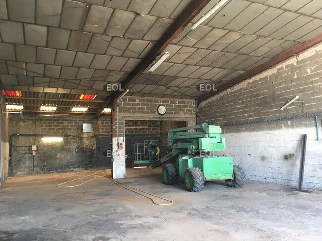 Plus de détails pour Local d’activités à vendre