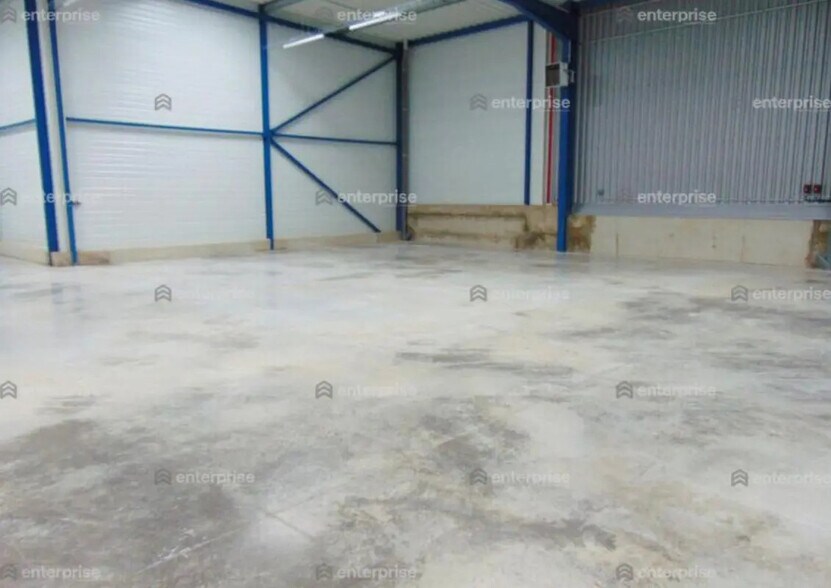 Local d’activités dans Neuilly-en-Thelle à louer - Photo intérieure – Image 3 sur 6