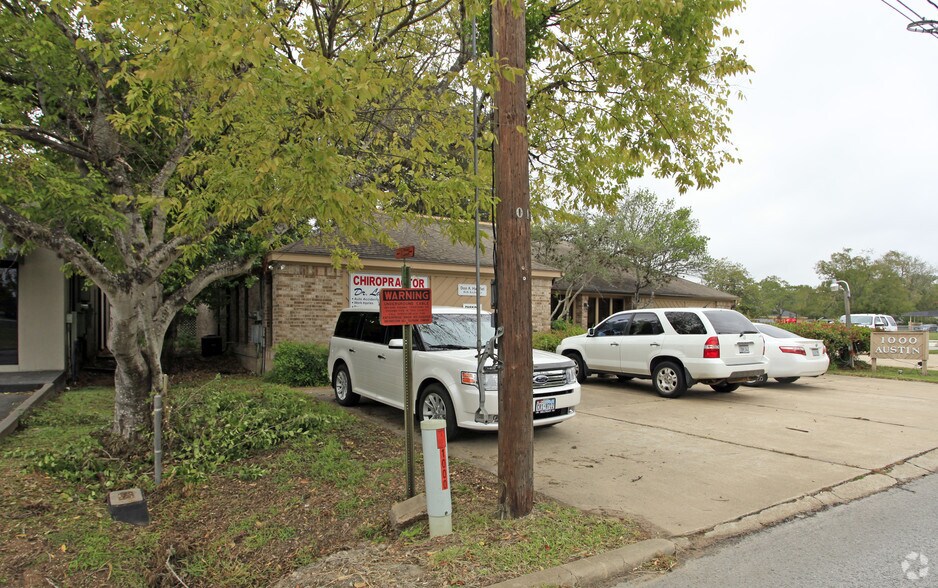 1000 Austin St, Richmond, TX à louer - Photo de l’immeuble – Image 2 sur 3