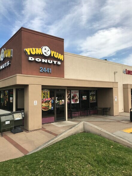 2431 N Tustin Ave, Santa Ana, CA à louer - Photo de l’immeuble – Image 3 sur 6