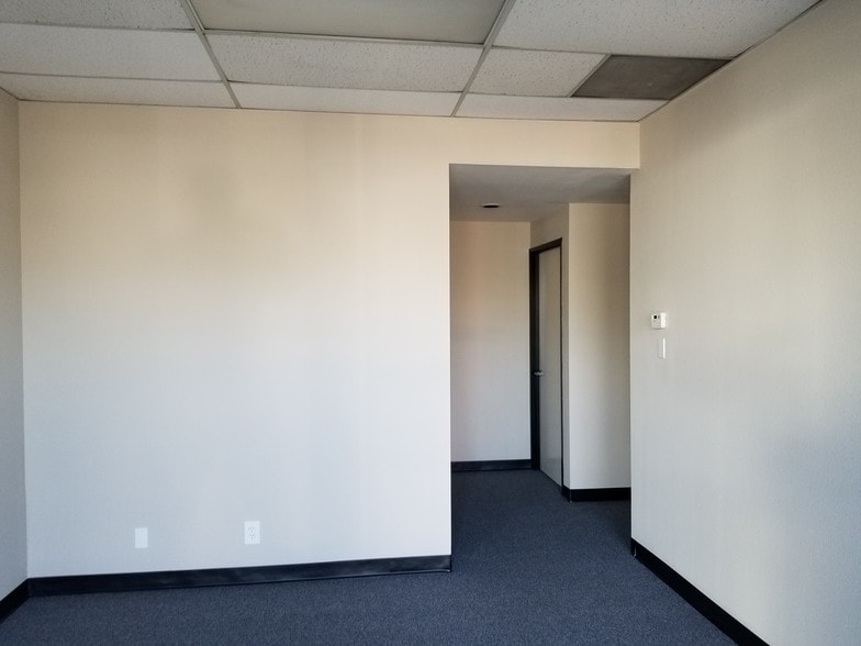 127 Business Center Dr, Corona, CA à louer - Photo intérieure – Image 2 sur 5