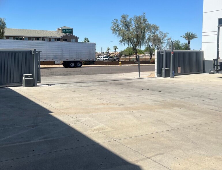 4845 W McDowell Rd, Phoenix, AZ à louer - Photo de l’immeuble – Image 3 sur 14